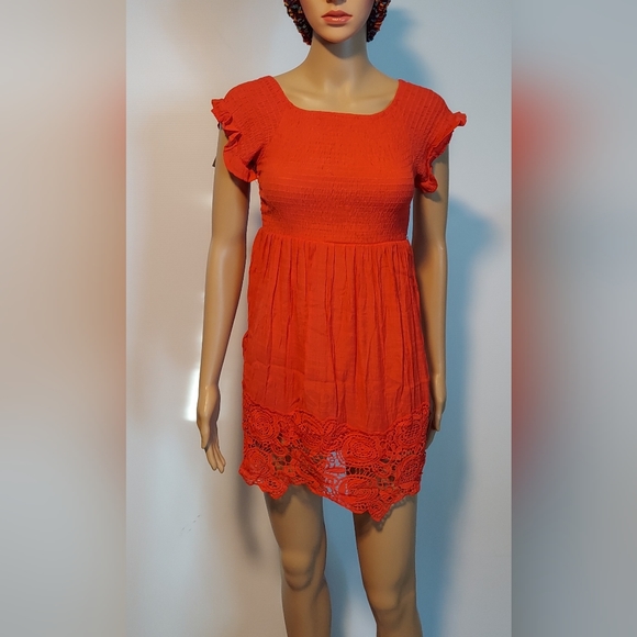 Statement Red: Icon Apparel's Vibrant Short-Sleeve Dress in Size M - Picture 2 of 16